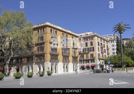 PALMA, MALLORCA, SPANIEN - 9. APRIL 2019: Wohngebäude auf der Plaza de la Reina in der Stadt an einem sonnigen Tag am 9. April 2019 im Palma, Mallorca, Wellness Stockfoto
