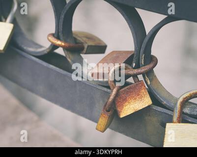 Namenlosen Alten rostigen Liebhaber Vorhängeschloss tagsüber Closeup Stockfoto