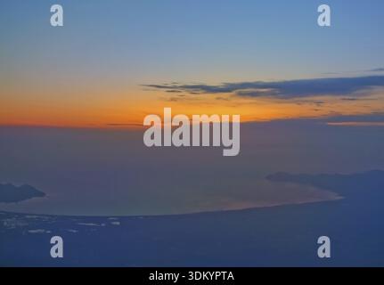 Luftaufnahme bei Sonnenaufgang über den Halbinseln Formentor und Alcudia Ende April auf Mallorca, Spanien Stockfoto
