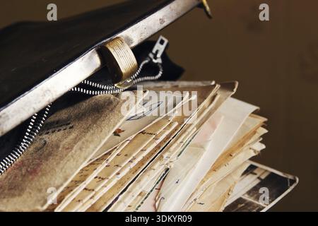 Altes Papier Post Briefe und andere Dokumente des 2. Weltkrieges in der vintage Handtasche, in der Nähe Stockfoto