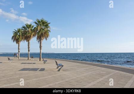 PORTIXOL, MALLORCA, BALEAREN, SPANIEN - 27. SEPTEMBER 2017: Menschen entlang der Promenade an einem sonnigen Tag am 27. September 2017 in Por Stockfoto