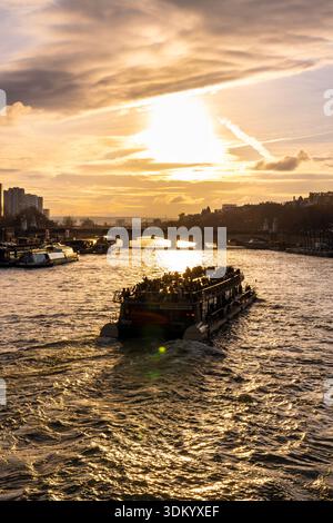 Bootstour bei Sonnenuntergang auf der seine auf einem Sightseeing-Boot, Paris Frankreich Stockfoto
