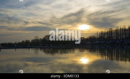 Seltsame Sonnenuntergang über den Plattensee Stockfoto