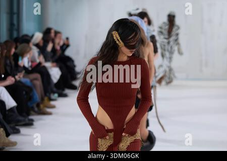 Berlin, Deutschland, 2. Februar 2026. Ein Model präsentiert ein hochgeschnittenes burgunderfarbenes Rippstrickmuster während der Kasia Kucharska Herbst/Winter 2026 Runway Show auf der Berlin Fashion Week. Der Look ist mit einem markanten, strukturierten Haarschmuck versehen, das zum Titel „Intervention“ der Kollektion passt. Kucharska untersucht Themen der Mutterschaft und emotionale Extreme durch architektonische Ausschnitte, experimentelle Silhouetten und innovative Stoffschichtungen. Diese Präsentation unterstreicht die unverkennbare Kombination aus moderner Handwerkskunst und avantgardistischem Stil. Quelle: Felix Wolf/Alamy Live News Stockfoto