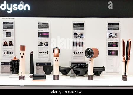 New-York, USA - 15.01.2026: Dyson Haarstyling-Produkte in einem Einzelhandelsgeschäft, moderne Haartrockner und Stylingwerkzeuge, Schönheitstechnologie Stockfoto