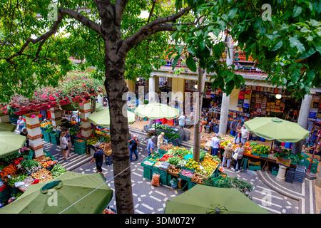 Einkaufsmöglichkeiten, Obststand mit Produkten zum Verkauf, Mercado dos Lavradores, Bauernmarkt, Funchal, Madeira Island, Portugal Stockfoto