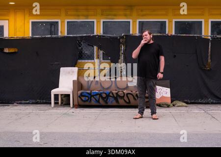 Los Angeles, USA. 30. Juni 2024. Menschen, die den Venice Beach Boardwalk genießen. Stockfoto