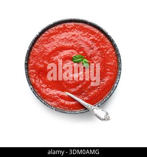 Schüssel mit leckeren Tomatensuppe isoliert auf weißem Hintergrund Stockfoto