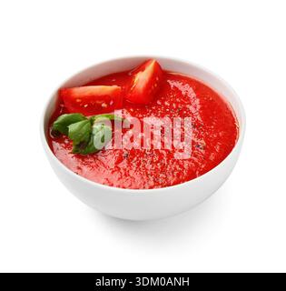 Schüssel mit leckeren Tomatensuppe isoliert auf weißem Hintergrund Stockfoto