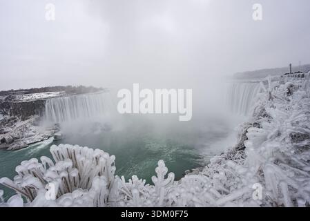 Die Horseshoe Falls in den Niagara Falls, Ontario, Kanada. Angenommen am 28. Dezember 2025. Stockfoto