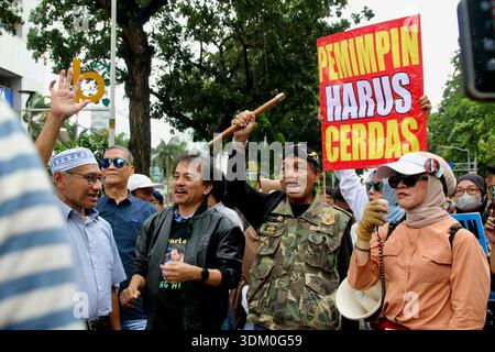 Die Demonstranten halten während der Kundgebung Plakate mit der Aufschrift „Pemimpin harus Cerdas“ (Führer müssen klug sein). Stockfoto