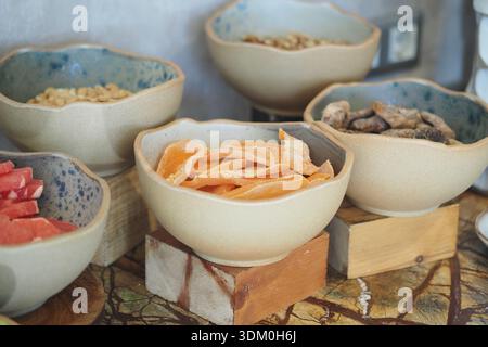 Getrocknete Früchte und Nüsse, serviert in Schüsseln auf einem Tisch Stockfoto