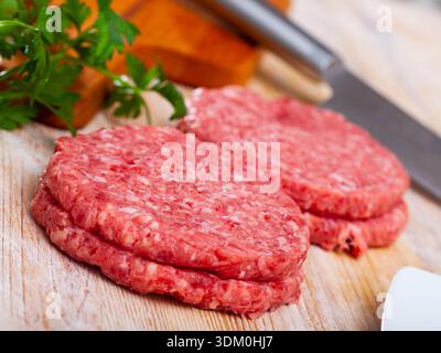 Hacksteaks aus rohem Hackfleisch Stockfoto