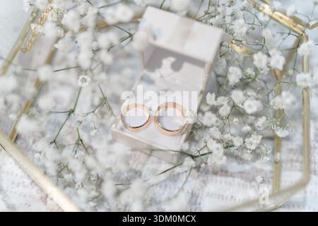 Goldene Hochzeitsringe in Box Stockfoto