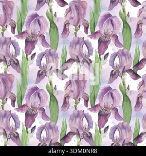 Nahtloses Muster mit lila Iris und grünen Blättern auf einem Hintergrund aus Aquarellflecken und Spritzern. Die Illustration ist handgezeichnet im botanischen Stil Stockfoto