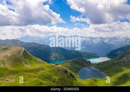 Im Sommer aus der Vogelperspektive auf den Ritom See und den Tom Lake. Region Ritom-Piora, Val Leventina, Kanton Tessin, Schweiz. Stockfoto