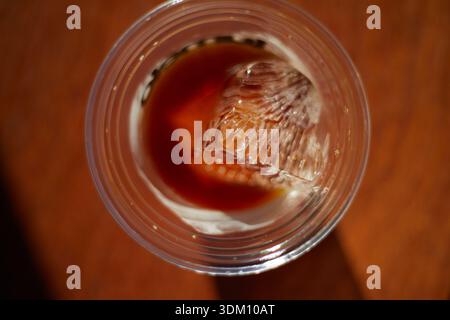 schwarzer eiskaffee (amerikanischer Eiskaffee) auf dem Holztisch. Stockfoto