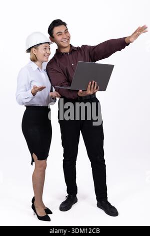 Professionelles Team zeigt während der Arbeit auf den Laptop-Bildschirm Stockfoto