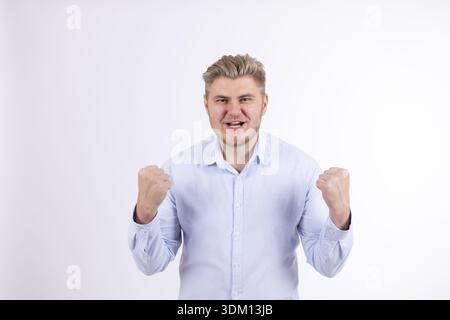 Aggressiver junger Mann, der vor Wut brüllt und Fäuste geballt Stockfoto