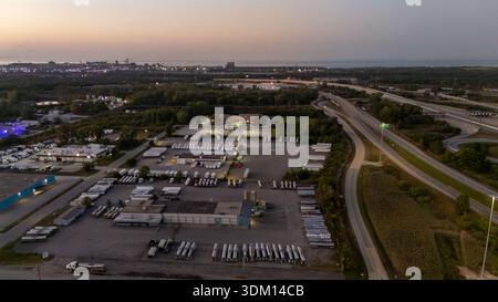 Luftaufnahme des Logistikzentrums und der Autobahn bei Sonnenuntergang Stockfoto