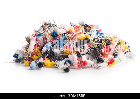 Abfall des 3D-Druckers. Kunststofffäden klingen isoliert auf weißem Hintergrund. Stockfoto