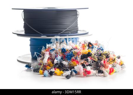 3D-Druckerabfall und Filamentspule. Kunststofffäden klingen isoliert auf weißem Hintergrund. Stockfoto