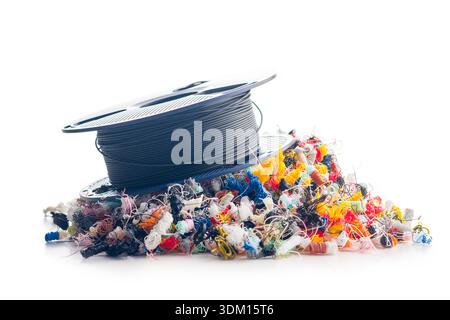 3D-Druckerabfall und Filamentspule. Kunststofffäden klingen isoliert auf weißem Hintergrund. Stockfoto