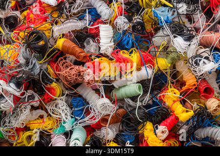 Abfall des 3D-Druckers. Kunststofffäden klingen. Draufsicht. Stockfoto