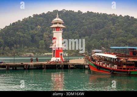 Thailand, Koh Chang, Bang Bao, Pier, Boote, die in der Nähe des Leuchtturms liegen Stockfoto