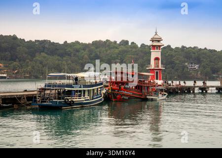 Thailand, Koh Chang, Bang Bao, Pier, Boote, die in der Nähe des Leuchtturms liegen Stockfoto