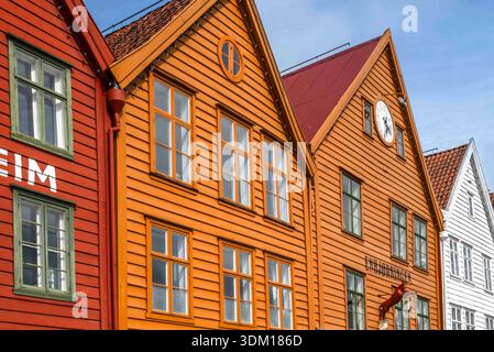 Farbenfrohe traditionelle Holzgebäude in Bergen, Norwegen Stockfoto