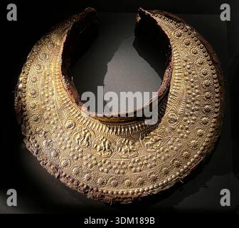 Halsrüstung der Königin Meda von Odessos (?) Philipp II. 6. Ehefrau, Grab von Philipp II., König von Makedon, Museum der königlichen Gräber von Aigai, Vergina, Griechenland. Stockfoto