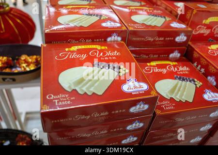 Tikoy White ein traditioneller philippinisch-chinesischer Reiskuchen (Nian gao), der aus klebrigem Reismehl, weißem Zucker und Wasser hergestellt wird. In einer Cebu Mall erhältlich Stockfoto