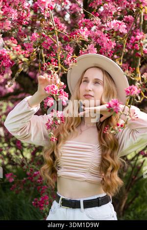 Romantische Frau im Blumengarten während der Frühlingsblüte. Hochwertige Fotos Stockfoto