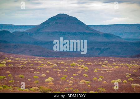 Landschaft mit Bergen in der Wüste, Damaraland, Namibia. Stockfoto