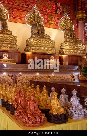 Thailand, Isaan, Sakon Nakhon, Metta Tham (barmherziger Dharma) Stiftung Chinesischer Gemeindetempel, Schrein im Inneren, viele kleine Buddhafiguren auf der Primär Stockfoto