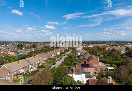 Drohnenansicht eines britischen Wohnsitzes in einer Stadt oder einem Dorf in Rustington, West Sussex, England, Großbritannien. Aus der Luft auf Wohnhäuser herabblicken. Stockfoto