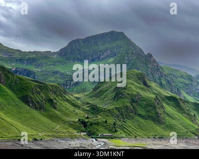 Aus der Vogelperspektive auf die zerklüfteten, grünen Berge unter einem stimmungsvollen, bewölkten Himmel, eine ruhige Landschaft von natürlicher Schönheit, Piora, Tessin, Schweiz. Stockfoto