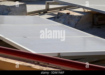 Solarpaneele auf dem Dach eines fast flach mit Staub bedeckten Hauses in maspalomas gran canaria, kanarischen Inseln, spanien Stockfoto