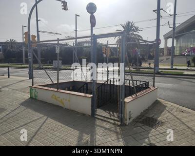 Details zu einigen Treppen in der Stadt Barcelona, die hinunter zum Keller führen, deren Zugang durch einen Zaun begrenzt ist, der sie umgibt Stockfoto