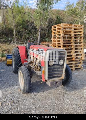 Detail eines alten roten Massey Ferguson 247 Traktors, der auf der Straße geparkt wurde Stockfoto