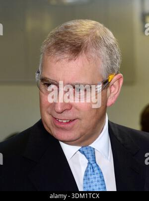 Prinz Andrew, der Duke of YorkDuke of York und Bürgermeister Boris Johnson Fotoruf. Boris Johnson eröffnet gemeinsam mit Prince Andrew das Royal Greenwich University Technical College, eine regionale Akademie, die neben ihrer akademischen Grundausbildung auch die Fähigkeiten von 14-19-Jährigen in Ingenieurwesen und Bauwesen weiterentwickeln soll. Royal Greenwich UTC, Woolwich Road, London, England. Oktober 24, 2013 Kopfaufnahme Porträt schwarzer Anzug blaue Krawatte Schutzbrille CAP/BF ©Bob Fidgeon/Capital Pictures Stockfoto