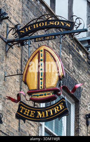 Das Zeichen des Mitre a Nicholsons Pub, das 1873 gegründet wurde. Bridge Street, Cambridge, England, Großbritannien Stockfoto
