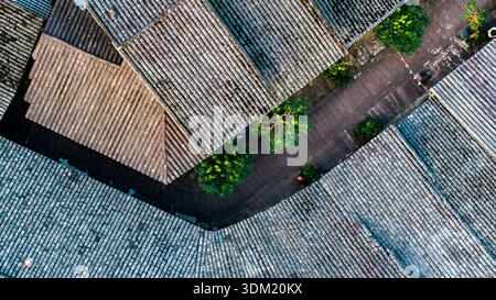 Die antike Stadt Bing’an in Guizhou, China, bietet traditionelle Holzpfahlhäuser entlang eines Flusstals und bewaldete Hügel. Stockfoto