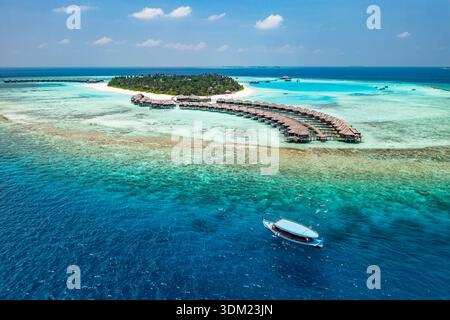 Atemberaubende Malediven Luftinsel über Wasser Villen Boot türkisfarbenes Panorama Paradies Ozean Sonne Küste Luxus Resort Reiseziel. Luxusurlaub Stockfoto