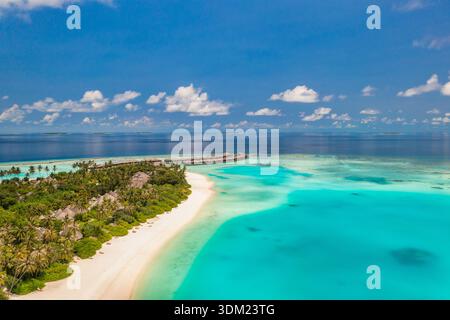 Radiant Malediven Luftinsel gekrümmter Strand üppige Palmen immersives türkisfarbenes Meer atemberaubendes Paradies Küstenziel Wandkunst Stockfoto