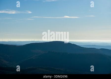 Panoramablick auf die mehrschichtigen Berge, die unter einem klaren blauen Himmel in die Ferne gleiten. Stockfoto