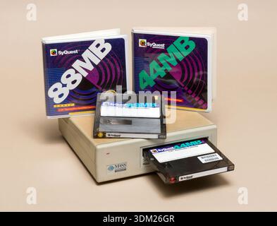 Pavia, Lombardei, Italien - 23. November 2024: Massenmikrosystem DataPak mit 88 MB Syquest Wechseldatenträgern von 1989 im Ctrl+Alt Museum in Pavia. Stockfoto