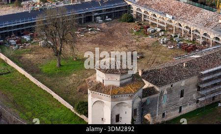 Blick aus der Vogelperspektive auf die Corte Castiglione, die umfangreiche Renovierungs- und Renovierungsarbeiten in Casatico, Mantua, durchläuft Stockfoto