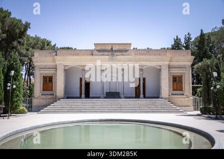 Yazd Atash Behram Feuertempel in Yazd, Iran, eine sakrale Stätte in Zoroastrian mit Faravahar-Symbol über einer Säulenfassade und breiten Stufen, die sich in a c widerspiegeln Stockfoto